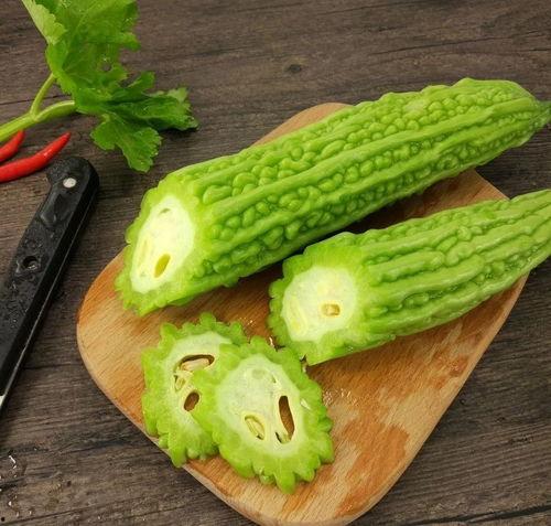 在江边吃瓜,瓜香四溢的悠闲时光